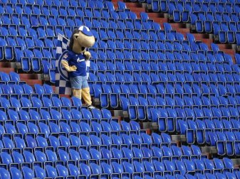 Auch Schalkes Maskottchen Erwin wirkte nach dem Schlusspfiff frustriert. Foto: Leon Kuegeler/Reuters/Pool/dpa Auch Schalkes Maskottchen Erwin wirkte nach dem Schlusspfiff frustriert. Foto: Leon Kuegeler/Reuters/Pool/dpa