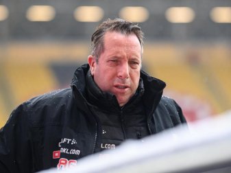 Muss sich nacht seiner Corona-Infektion ins Krankenhaus begeben: Dresden-Coach Markus Kauczinski. Foto: Robert Michael/dpa-Zentralbild/dpa Muss sich nacht seiner Corona-Infektion ins Krankenhaus begeben: Dresden-Coach Markus Kauczinski. Foto: Robert Michael/dpa-Zentralbild/dpa