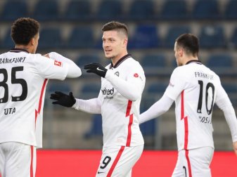 Hat mit der Eintracht Großes vor: Rückkehrer Luka Jovic (M). Foto: Friso Gentsch/dpa