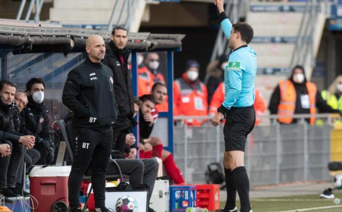 Sah in Paderborn Rot: Würzburg-Coach Bernhard Trares. Foto: Bernd Thissen/dpa