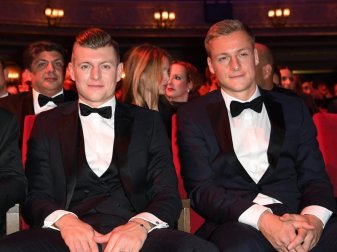 Werden in Corona-Zeiten von ihren Frauen frisiert: Toni Kroos (l) und Bruder Felix. Foto: Britta Pedersen/dpa-Zentralbild/dpa Werden in Corona-Zeiten von ihren Frauen frisiert: Toni Kroos (l) und Bruder Felix. Foto: Britta Pedersen/dpa-Zentralbild/dpa
