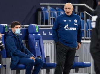Der Einsatz von Schalke-Stürmer Klaas-Jan Huntelaar (l) bleibt unsicher. Foto: Marius Becker/dpa Der Einsatz von Schalke-Stürmer Klaas-Jan Huntelaar (l) bleibt unsicher. Foto: Marius Becker/dpa
