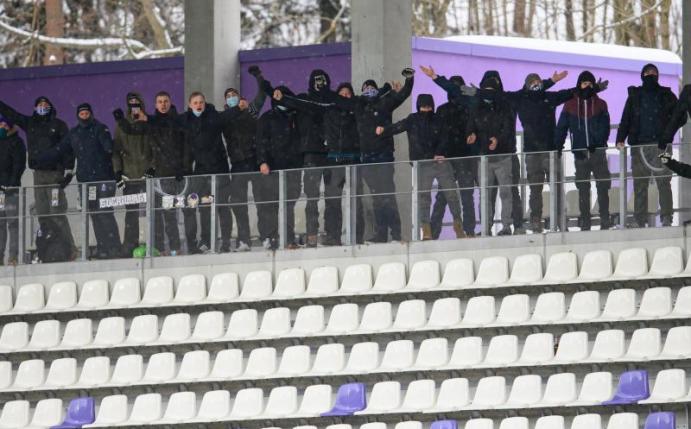 Der FC Erzgebirge Aue muss wegen der «Schneeschipp-Aktion» 4000 Euro Strafe zahlen. Foto: Robert Michael/dpa-Zentralbild/dpa
