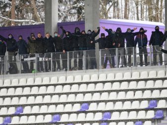 Der FC Erzgebirge Aue muss wegen der «Schneeschipp-Aktion» 4000 Euro Strafe zahlen. Foto: Robert Michael/dpa-Zentralbild/dpa Der FC Erzgebirge Aue muss wegen der «Schneeschipp-Aktion» 4000 Euro Strafe zahlen. Foto: Robert Michael/dpa-Zentralbild/dpa