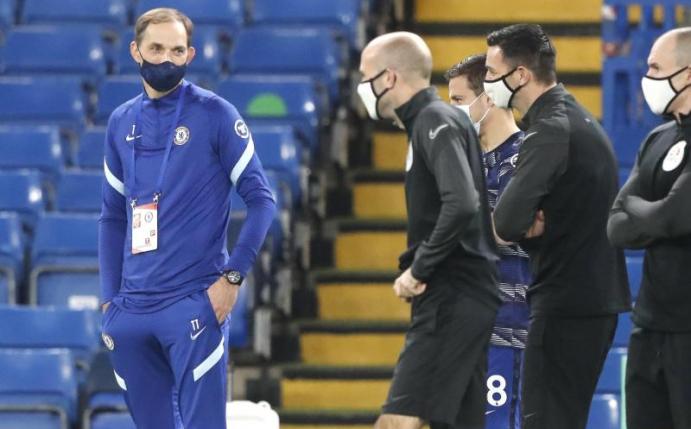 Chelseas Trainer Thomas Tuchel (l) vor dem Spiel gegen die Wolverhampton Wanderers. Foto: Frank Augstein/AP Pool/dpa