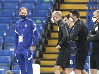 Chelseas Trainer Thomas Tuchel (l) vor dem Spiel gegen die Wolverhampton Wanderers. Foto: Frank Augstein/AP Pool/dpa Chelseas Trainer Thomas Tuchel (l) vor dem Spiel gegen die Wolverhampton Wanderers. Foto: Frank Augstein/AP Pool/dpa