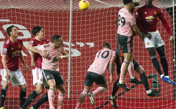 Kean Bryan (2.v.r.) von Sheffield United erzielt das Tor zum 1:0 in Manchester. Foto: Tim Keeton/Pool EPA/AP/dpa