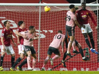 Kean Bryan (2.v.r.) von Sheffield United erzielt das Tor zum 1:0 in Manchester. Foto: Tim Keeton/Pool EPA/AP/dpa Kean Bryan (2.v.r.) von Sheffield United erzielt das Tor zum 1:0 in Manchester. Foto: Tim Keeton/Pool EPA/AP/dpa