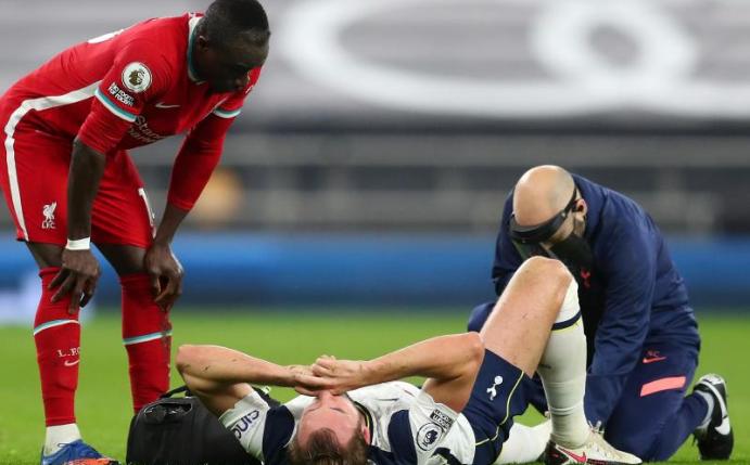 Harry Kane (M) musste in der ersten Halbzeit mehrmals behandelt werden und wurde in der Halbzeitpause ausgewechselt. Foto: Catherine Ivill/POOL GETTY/PA Wire/dpa