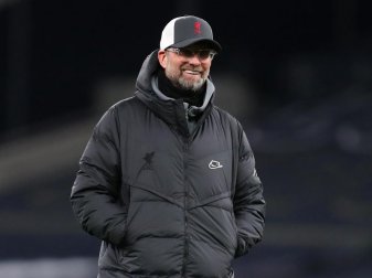 Liverpools Trainer Jürgen Klopp feierte mit seinem Team einen 3:1-Sieg gegen Tottenham Hotspur. Foto: Catherine Ivill/PA Wire/dpa Liverpools Trainer Jürgen Klopp feierte mit seinem Team einen 3:1-Sieg gegen Tottenham Hotspur. Foto: Catherine Ivill/PA Wire/dpa