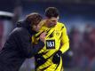 BVB-Trainer Edin Terzic (l) im Gespräch mit Thomas Meunier. Foto: Jan Woitas/dpa