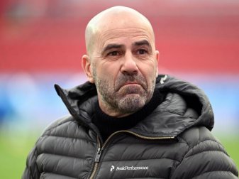 Lobt die Spieler von Bayer Leverkusen für ihre Disziplin im Umgang mit der Pandemie: Trainer Peter Bosz. Foto: Ina Fassbender/AFP/Pool/dpa Lobt die Spieler von Bayer Leverkusen für ihre Disziplin im Umgang mit der Pandemie: Trainer Peter Bosz. Foto: Ina Fassbender/AFP/Pool/dpa