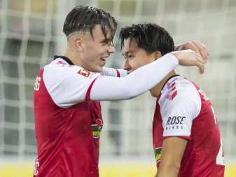 Woo-yeong Jeong (r) und Ermedin Demirovic feiern ein Tor für den SC Freiburg. Foto: Tom Weller/dpa Woo-yeong Jeong (r) und Ermedin Demirovic feiern ein Tor für den SC Freiburg. Foto: Tom Weller/dpa