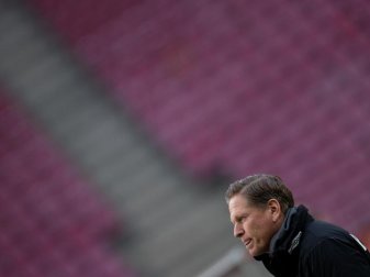 Kölns Trainer Markus Gisdol plant gegen Arminia Bielefeld mit den Winter-Neuzugängen Emmanuel Dennis und Max Meyer. Foto: Rolf Vennenbernd/dpa