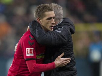 Freiburgs Nils Petersen umarmt seinen Trainer Christian Streich. Foto: picture alliance / Steffen Schmidt/dpa