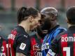 Gerieten während des Pokal-Derbys nicht nur verbal aneinander: Zlatan Ibrahimovic vom AC Mailand (l) und Romelu Lukaku von Inter Mailand. Foto: Antonio Calanni/AP/dpa