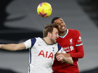 Joel Matip (r) verletzte sich gegen Tottenham. Foto: David Klein/CSM via ZUMA Wire/dpa Joel Matip (r) verletzte sich gegen Tottenham. Foto: David Klein/CSM via ZUMA Wire/dpa