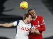 Joel Matip (r) verletzte sich gegen Tottenham. Foto: David Klein/CSM via ZUMA Wire/dpa