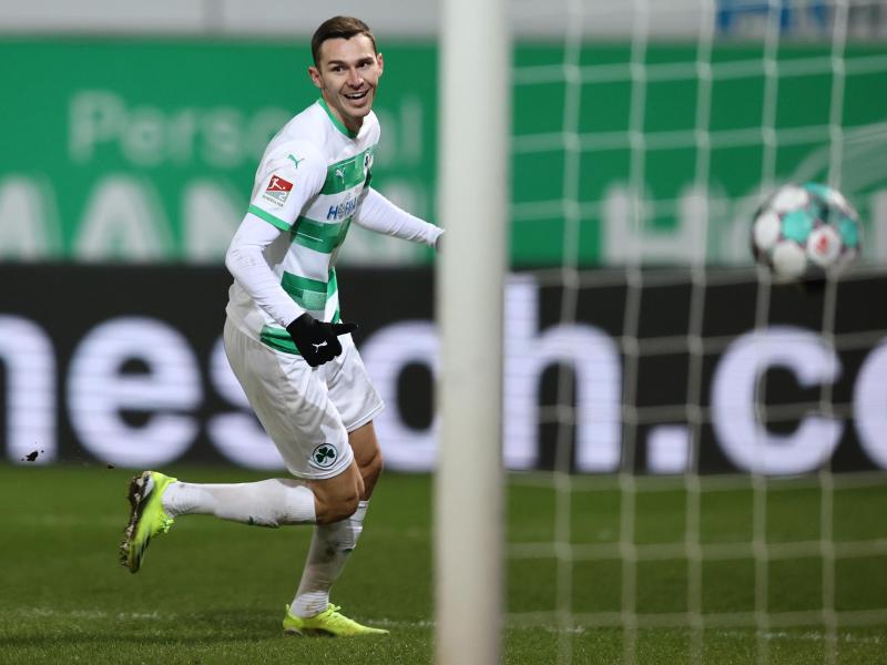 Der Fürther Branimir Hrgota bejubelt seinen Treffer zum 2:0. Foto: Daniel Karmann/dpa