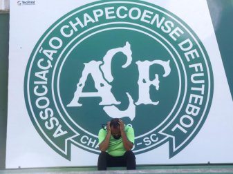 Ein Anhänger von Chapecoense trauert 2016 während einer Mahnwache vor dem Logo des Vereins um die Opfer des Flugzeugunglücks. Foto: Sebastiao Moreira/EFE/dpa Ein Anhänger von Chapecoense trauert 2016 während einer Mahnwache vor dem Logo des Vereins um die Opfer des Flugzeugunglücks. Foto: Sebastiao Moreira/EFE/dpa