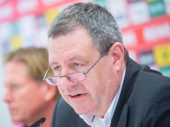 Hält weitere Spieler-Verpflichtungen für unwahrscheinlich: Werner Wolf (r), Präsident des 1. FC Köln. Foto: Rolf Vennenbernd/dpa