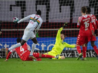 Stuttgarts Silas Wamangituka (l) erzielt das Tor zum 2:0 gegen den Mainzer Torwart Robin Zentner (r). Foto: Sebastian Gollnow/dpa Stuttgarts Silas Wamangituka (l) erzielt das Tor zum 2:0 gegen den Mainzer Torwart Robin Zentner (r). Foto: Sebastian Gollnow/dpa