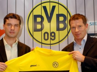Schon immer Borussia Dortmund: Michael Zorc (l) und Stefan Reuter präsentieren 2002 ein neues Trikot. Foto: Franz_Peter_Tschauner/dpa Schon immer Borussia Dortmund: Michael Zorc (l) und Stefan Reuter präsentieren 2002 ein neues Trikot. Foto: Franz_Peter_Tschauner/dpa