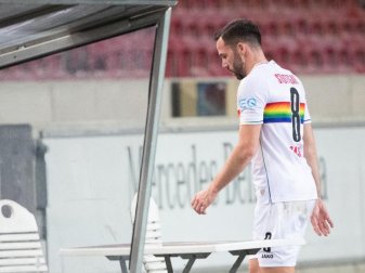 Im Spiel gegen den FSV Mainz muss Stuttgarts Gonzalo Castro verletzt ausgewechselt werden. Foto: Sebastian Gollnow/dpa Im Spiel gegen den FSV Mainz muss Stuttgarts Gonzalo Castro verletzt ausgewechselt werden. Foto: Sebastian Gollnow/dpa
