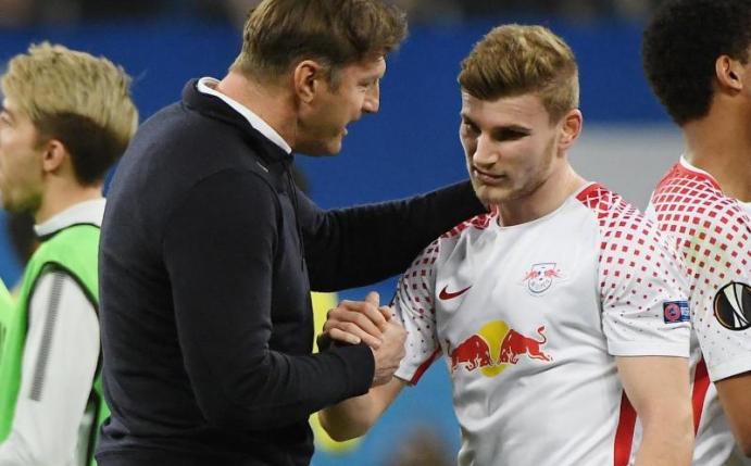 Trainer Ralph Hasenhüttl (l) unterhält sich bei RB Leipzig mit Timo Werner. Foto: Hendrik Schmidt/dpa-Zentralbild/dpa