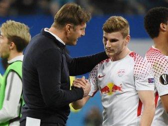 Trainer Ralph Hasenhüttl (l) unterhält sich bei RB Leipzig mit Timo Werner. Foto: Hendrik Schmidt/dpa-Zentralbild/dpa Trainer Ralph Hasenhüttl (l) unterhält sich bei RB Leipzig mit Timo Werner. Foto: Hendrik Schmidt/dpa-Zentralbild/dpa