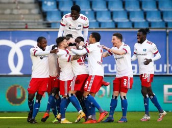 Die Spieler des Hamburger SV feiern den Heimsieg über den SC Paderborn 07. Foto: Christian Charisius/dpa Die Spieler des Hamburger SV feiern den Heimsieg über den SC Paderborn 07. Foto: Christian Charisius/dpa