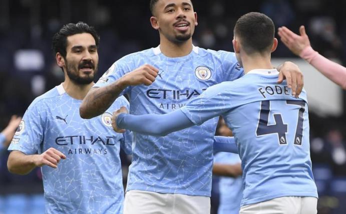 Manchester Citys Gabriel Jesus (M) feiert mit seinen Teamkollegen Ilkay Gündogan (l) und Phil Foden (r) seinen Treffer zum 1:0. Foto: Michael Regan/POOL Getty/AP/dpa