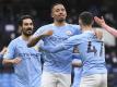 Manchester Citys Gabriel Jesus (M) feiert mit seinen Teamkollegen Ilkay Gündogan (l) und Phil Foden (r) seinen Treffer zum 1:0. Foto: Michael Regan/POOL Getty/AP/dpa