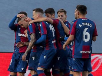 Levantes Roger Marti (2.v.r) wird von seinen Teamkollegen nach dem Tor zur 2:1-Führung beglückwünscht. Foto: Manu Fernandez/AP/dpa Levantes Roger Marti (2.v.r) wird von seinen Teamkollegen nach dem Tor zur 2:1-Führung beglückwünscht. Foto: Manu Fernandez/AP/dpa