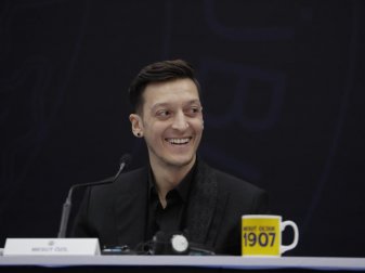 Mesut Özil während der Vorstellung bei seinem neuen Fußballverein Fenerbahce Istanbul. Foto: ---/AP/dpa Mesut Özil während der Vorstellung bei seinem neuen Fußballverein Fenerbahce Istanbul. Foto: ---/AP/dpa