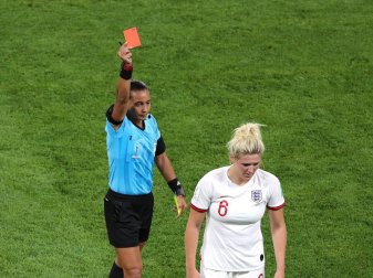 Schiedsrichterin Edina Alves Batista zeigt Millie Bright (r, England) während des WM-Spiels zwischen England und USA die Rote Karte. Foto: Richard Sellers/PA Wire/dpa Schiedsrichterin Edina Alves Batista zeigt Millie Bright (r, England) während des WM-Spiels zwischen England und USA die Rote Karte. Foto: Richard Sellers/PA Wire/dpa