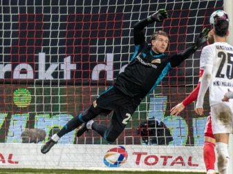 Will durch Leistung überzeugen: Berlins Torwart Loris Karius (l) in Aktion. Foto: Andreas Gora/dpa Pool/dpa Will durch Leistung überzeugen: Berlins Torwart Loris Karius (l) in Aktion. Foto: Andreas Gora/dpa Pool/dpa