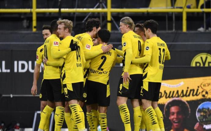 Die Spieler von Borussia Dortmund feiern das Tor zum 2:1 gegen den FC Augsburg. Foto: Martin Meissner/Pool AP/dpa