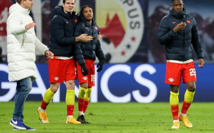 RB-Trainer Julian Nagelsmann (l) durfte sich mit seinen Spielern über einen Sieg gegen Leverkusen freuen. Foto: Jan Woitas/dpa-Zentralbild/dpa
