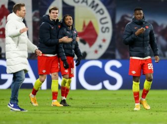 RB-Trainer Julian Nagelsmann (l) durfte sich mit seinen Spielern über einen Sieg gegen Leverkusen freuen. Foto: Jan Woitas/dpa-Zentralbild/dpa RB-Trainer Julian Nagelsmann (l) durfte sich mit seinen Spielern über einen Sieg gegen Leverkusen freuen. Foto: Jan Woitas/dpa-Zentralbild/dpa