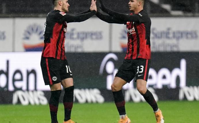 Frankfurts Andre Silva (r) jubelt nach dem 1:1 gegen Hertha mit Filip Kostic. Foto: Thomas Frey/dpa
