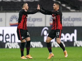 Frankfurts Andre Silva (r) jubelt nach dem 1:1 gegen Hertha mit Filip Kostic. Foto: Thomas Frey/dpa Frankfurts Andre Silva (r) jubelt nach dem 1:1 gegen Hertha mit Filip Kostic. Foto: Thomas Frey/dpa