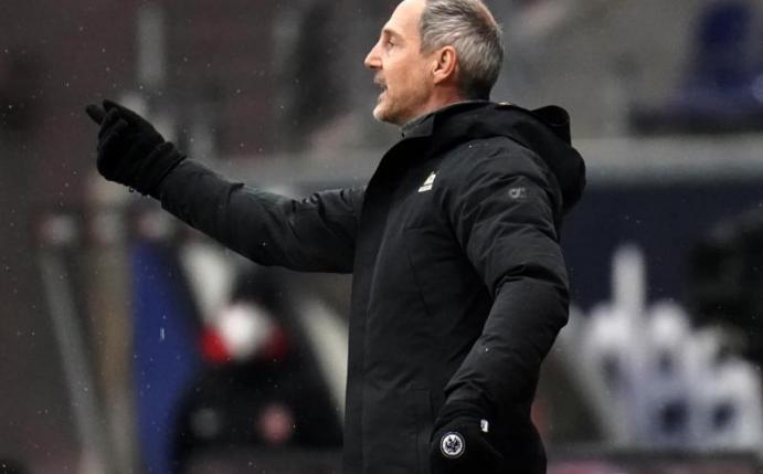 Wird nicht so schnell schwindelig: Eintracht-Coach Adi Hütter. Foto: Thomas Frey/dpa