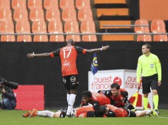 Lorients Laurent Abergel, auf dem Spielfeld liegend, jubelt mit den Teamkameraden über seinen Treffer zum 1:0. Foto: David Vincent/AP/dpa Lorients Laurent Abergel, auf dem Spielfeld liegend, jubelt mit den Teamkameraden über seinen Treffer zum 1:0. Foto: David Vincent/AP/dpa