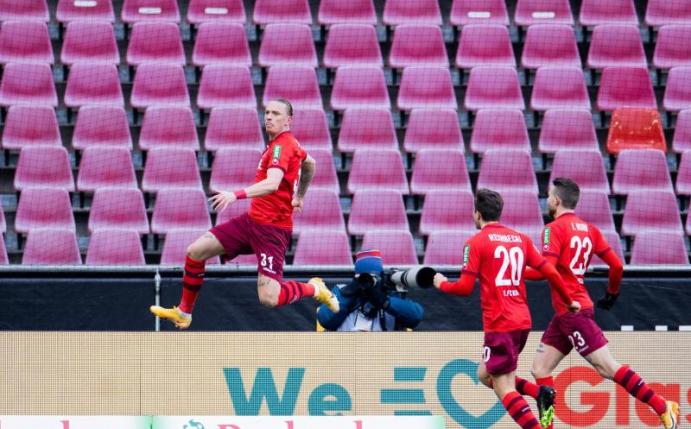 Kölns Doppeltorschütze Marius Wolf (l) freut sich über sein Tor zum 1:0. Foto: Rolf Vennenbernd/dpa