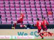 Kölns Doppeltorschütze Marius Wolf (l) freut sich über sein Tor zum 1:0. Foto: Rolf Vennenbernd/dpa