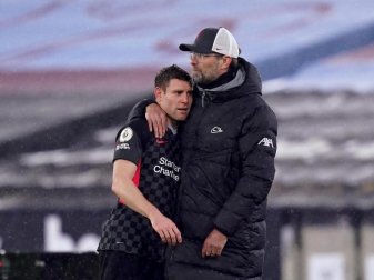 Liverpools Trainer Jürgen Klopp (r) umarmt James Milner (l) an der Seitenlinie. Foto: John Walton/PA Wire/dpa