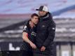 Liverpools Trainer Jürgen Klopp (r) umarmt James Milner (l) an der Seitenlinie. Foto: John Walton/PA Wire/dpa