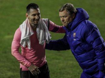 Nimmt seinen Superstar Lionel Messi (l) in Schutz: Barça-Coach Ronald Koeman. Foto: Manu Fernandez/AP/dpa