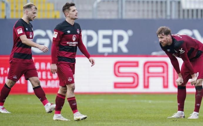 Die enttäuschten FCN-Profis mussten nach der Pleite in Sandhausen auch den Frust einige Club-Fans miterleben. Foto: Uwe Anspach/dpa